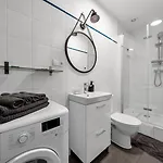 Centre Apartment- Location, Park&metro - By Rentujemy شقة *
